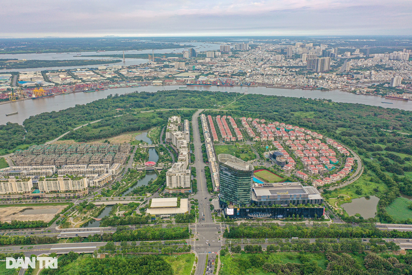 Hình hài khu đô thị mới Thủ Thiêm cũng được khắc họa với nhiều khu đô thị, nhà ở cao tầng như Khu đô thị Sala, khu tái định cư Bình Khánh cùng một số dự án chung cư cao cấp, hạng sang. Khu đô thị Sala nằm gần trục đường Mai Chí Thọ và cách hầm Thủ Thiêm hơn 500 m. Dự án do Công ty cổ phần Đại Quang Minh làm chủ đầu tư, được khởi công xây dựng từ tháng 4/2013 với diện tích 106ha. Dự án có 7 phân khu chính, bao gồm khu biệt thự, hai khu nhà phố (shophouse) và 4 khu căn hộ cao cấp. Hình hài khu đô thị mới Thủ Thiêm cũng được khắc họa với nhiều khu đô thị, nhà ở cao tầng như Khu đô thị Sala, khu tái định cư Bình Khánh cùng một số dự án chung cư cao cấp, hạng sang. Khu đô thị Sala nằm gần trục đường Mai Chí Thọ và cách hầm Thủ Thiêm hơn 500 m. Dự án do Công ty cổ phần Đại Quang Minh làm chủ đầu tư, được khởi công xây dựng từ tháng 4/2013 với diện tích 106ha. Dự án có 7 phân khu chính, bao gồm khu biệt thự, hai khu nhà phố (shophouse) và 4 khu căn hộ cao cấp.