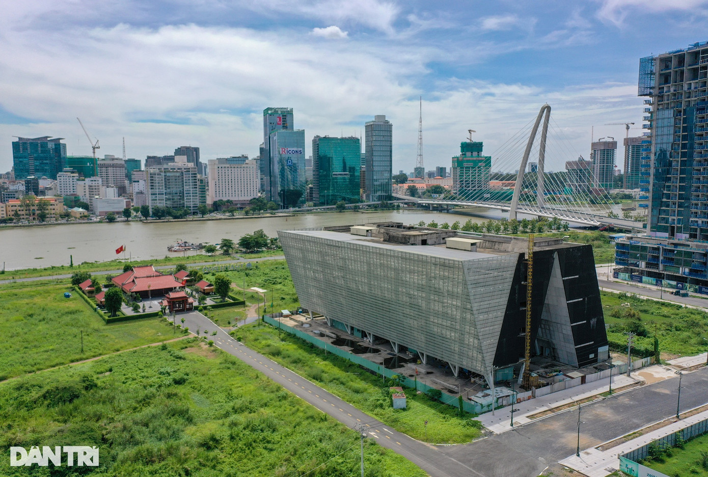 Công trình văn hóa tại Khu đô thị mới Thủ Thiêm như Trung tâm triển lãm quy hoạch đang được xây dựng dở dang. Dự án tọa lạc trên "đất vàng" của Thủ Thiêm, được khởi công từ năm 2013 với vốn đầu tư khoảng 800 tỷ đồng. Mặc dù dự kiến hoàn thành vào năm 2015 nhưng sau đó dự án được dời sang năm 2016 và đến nay vẫn chưa hoàn thành. TPHCM có kế hoạch khởi công trở lại dự án này vào tháng 7 năm nay. Công trình văn hóa tại Khu đô thị mới Thủ Thiêm như Trung tâm triển lãm quy hoạch đang được xây dựng dở dang. Dự án tọa lạc trên "đất vàng" của Thủ Thiêm, được khởi công từ năm 2013 với vốn đầu tư khoảng 800 tỷ đồng. Mặc dù dự kiến hoàn thành vào năm 2015 nhưng sau đó dự án được dời sang năm 2016 và đến nay vẫn chưa hoàn thành. TPHCM có kế hoạch khởi công trở lại dự án này vào tháng 7 năm nay.