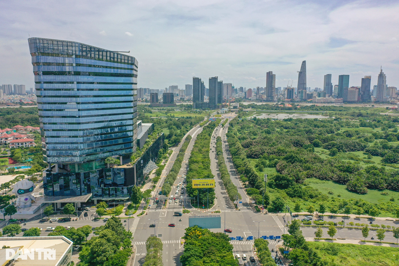 Hạ tầng khu đô thị mới Thủ Thiêm không thể không nhắc tới các trục đường huyết mạch, xương sống, có chức năng lưu thông lớn như đại lộ Mai Chí Thọ, các tuyến đường vòng cung, cầu Thủ Thiêm, cầu Ba Son, hầm Thủ Thiêm... Hạ tầng khu đô thị mới Thủ Thiêm không thể không nhắc tới các trục đường huyết mạch, xương sống, có chức năng lưu thông lớn như đại lộ Mai Chí Thọ, các tuyến đường vòng cung, cầu Thủ Thiêm, cầu Ba Son, hầm Thủ Thiêm...