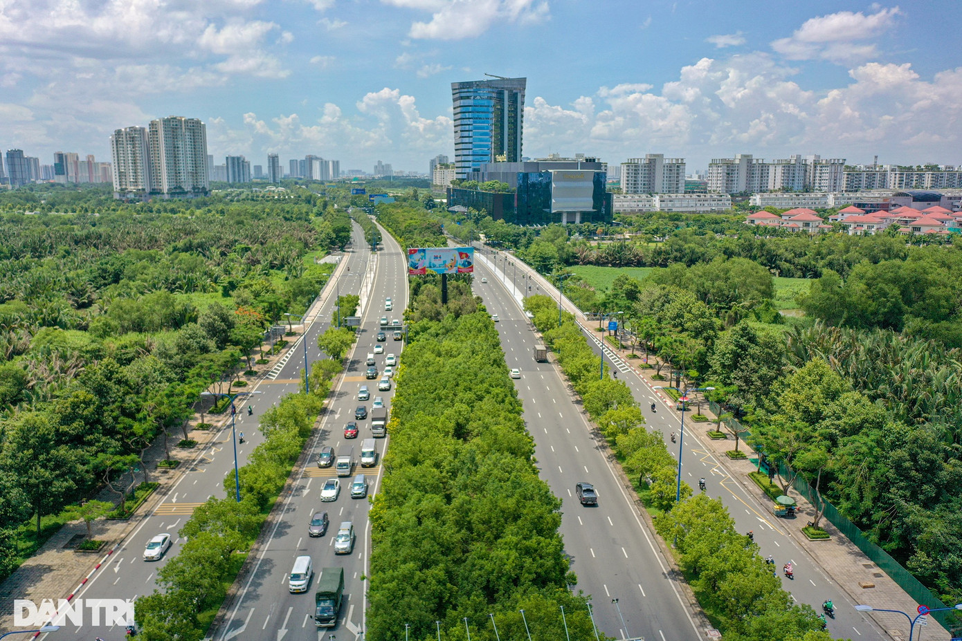 Đường Mai Chí Thọ kết nối cửa ngõ phía Đông với trung tâm TPHCM, là một phần của Đại lộ Đông - Tây. Tuyến đường này thuộc địa bàn TP Thủ Đức, dài hơn 6km, điểm đầu là hầm vượt sông Sài Gòn, điểm cuối là nút giao thông Cát Lái - Xa lộ Hà Nội. Cũng từ tuyến đường này, người dân có thể di chuyển lên đường dẫn cao tốc TPHCM - Long Thành - Dầu Giây để đi các hướng Đồng Nai, Bà Rịa - Vũng Tàu... Đường Mai Chí Thọ kết nối cửa ngõ phía Đông với trung tâm TPHCM, là một phần của Đại lộ Đông - Tây. Tuyến đường này thuộc địa bàn TP Thủ Đức, dài hơn 6km, điểm đầu là hầm vượt sông Sài Gòn, điểm cuối là nút giao thông Cát Lái - Xa lộ Hà Nội. Cũng từ tuyến đường này, người dân có thể di chuyển lên đường dẫn cao tốc TPHCM - Long Thành - Dầu Giây để đi các hướng Đồng Nai, Bà Rịa - Vũng Tàu...