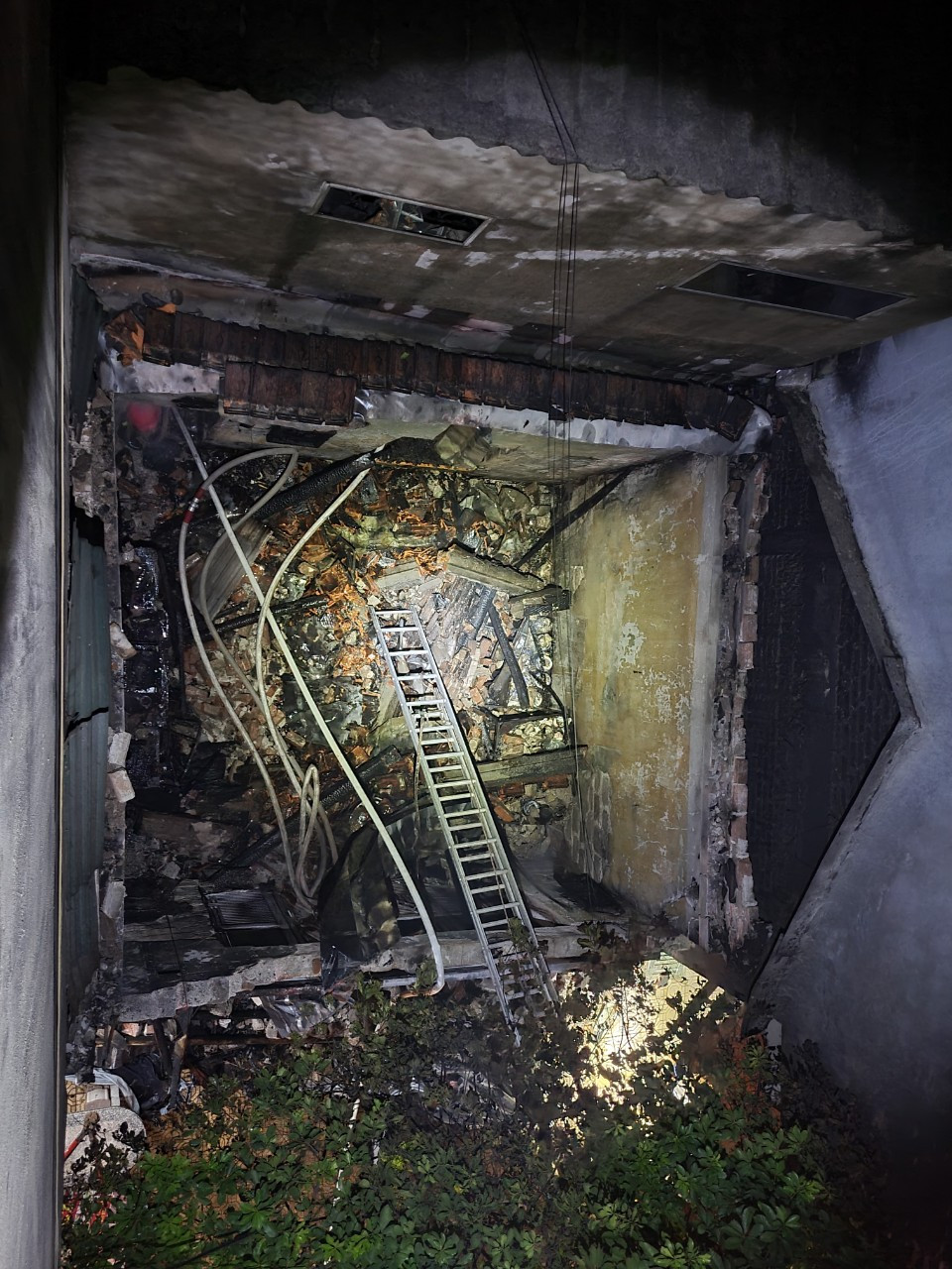 Lực lượng Cảnh sát PCCC và CNCH đã dùng thang từ tầng 3 của nhà hàng xóm tiếp cận sang tầng 2 nhà bị cháy và đã cứu được 6 người (trong đó có 1 cụ già hơn 80 tuổi, 2 người lớn và 3 cháu bé).