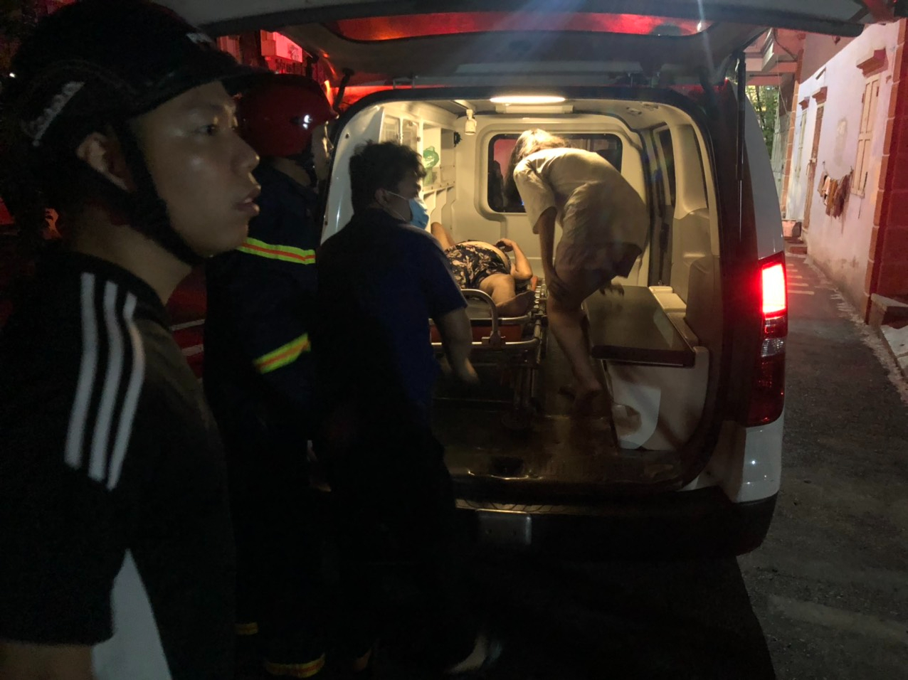 Các nạn nhân có dấu hiệu hoảng loạn và sốc khói đã được đưa đi bệnh viện kiểm tra sức khỏe. Sau 10 phút chữa cháy, đám cháy đã được khống chế. Đến khoảng 4h15 phút đám cháy đã được dập tắt hoàn toàn. Nguyên nhân vụ cháy đang được các cơ quan chức năng điều tra và làm rõ.