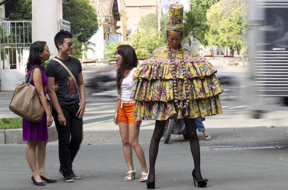 Thùy Dương vẫn tập trung cao độ cho dù khán giả hỏi han liên tục