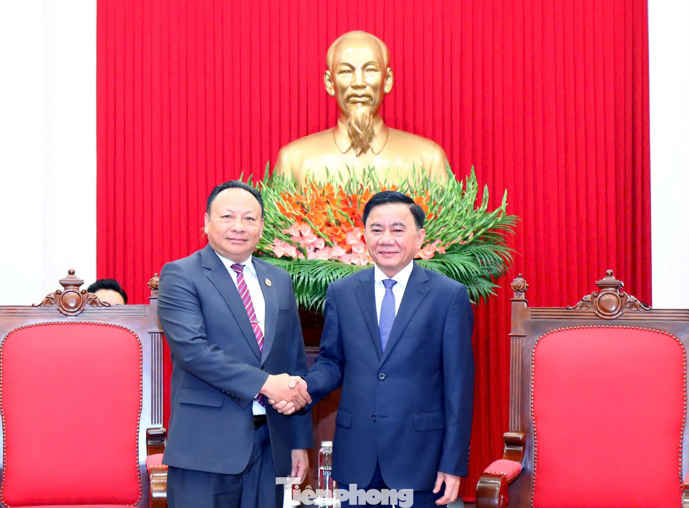 Thường trực Ban Bí thư Trần Cẩm Tú và anh Monxay Laomuasong tại buổi tiếp. Ảnh: Vương Bảo Anh Thường trực Ban Bí thư Trần Cẩm Tú và anh Monxay Laomuasong tại buổi tiếp. Ảnh: Vương Bảo Anh