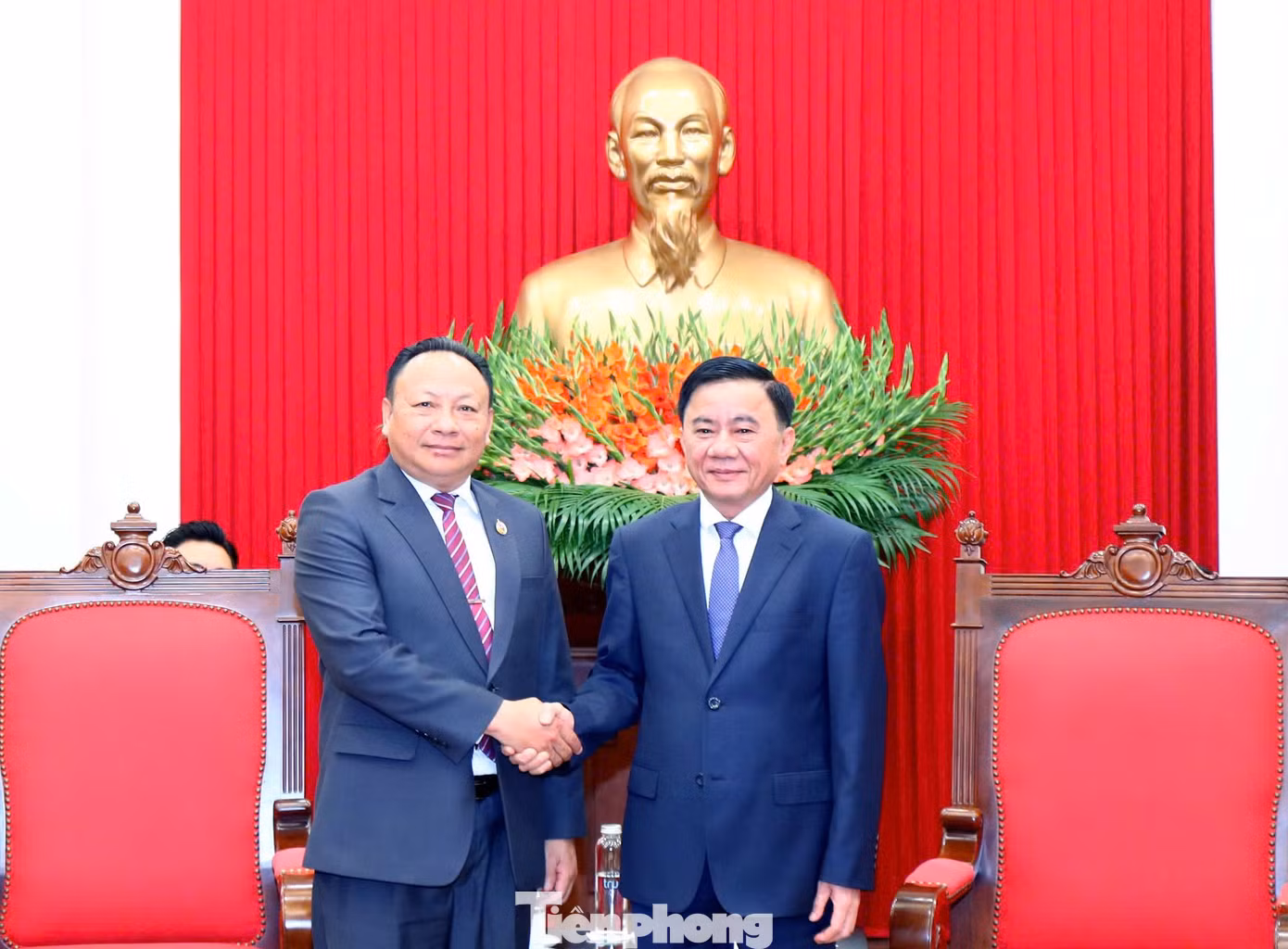 Thường trực Ban Bí thư Trần Cẩm Tú và anh Monxay Laomuasong tại buổi tiếp. Ảnh: Vương Bảo Anh