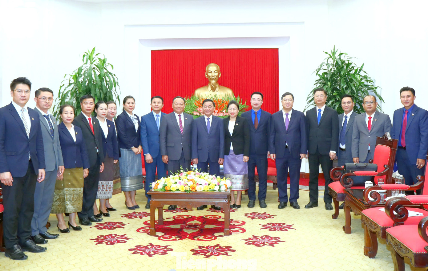 Thường trực Ban Bí thư Trần Cẩm Tú, anh Nguyễn Tường Lâm và đoàn đại biểu T.Ư Đoàn TNNDCM Lào chụp ảnh tại buổi tiếp. Ảnh: Vương Bảo Anh Thường trực Ban Bí thư Trần Cẩm Tú, anh Nguyễn Tường Lâm và đoàn đại biểu T.Ư Đoàn TNNDCM Lào chụp ảnh tại buổi tiếp. Ảnh: Vương Bảo Anh