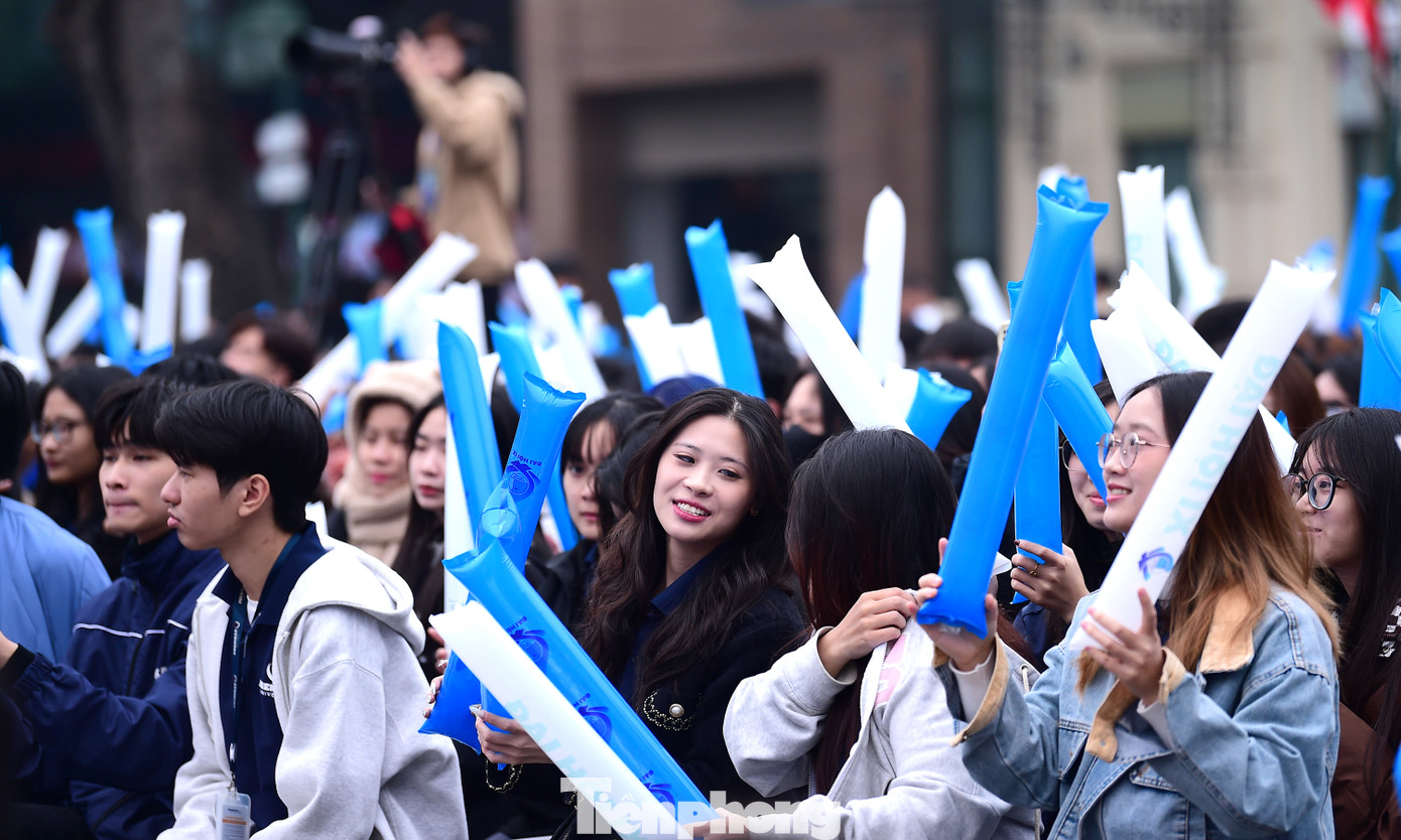 Ca sĩ Tùng Dương khuấy động không khí tại chương trình. Ảnh: Xuân Tùng