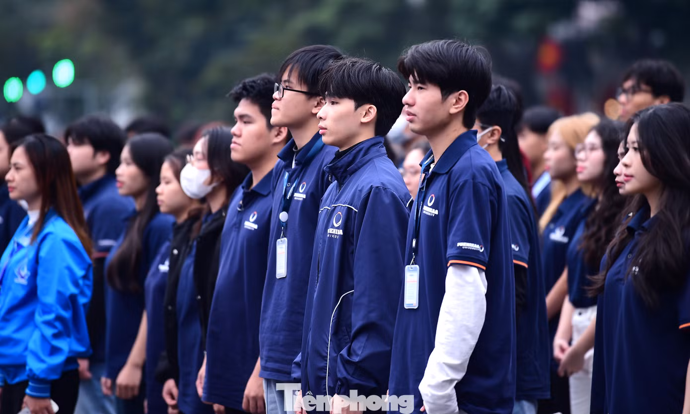 Tham gia lễ chào cờ "Tôi yêu Tổ quốc tôi" tại Hà Nội có lãnh đạo T.Ư Đoàn, T.Ư Hội LHTN Việt Nam và Bộ Y tế, cùng đông đảo đoàn viên, hội viên, thanh niên Thủ đô.