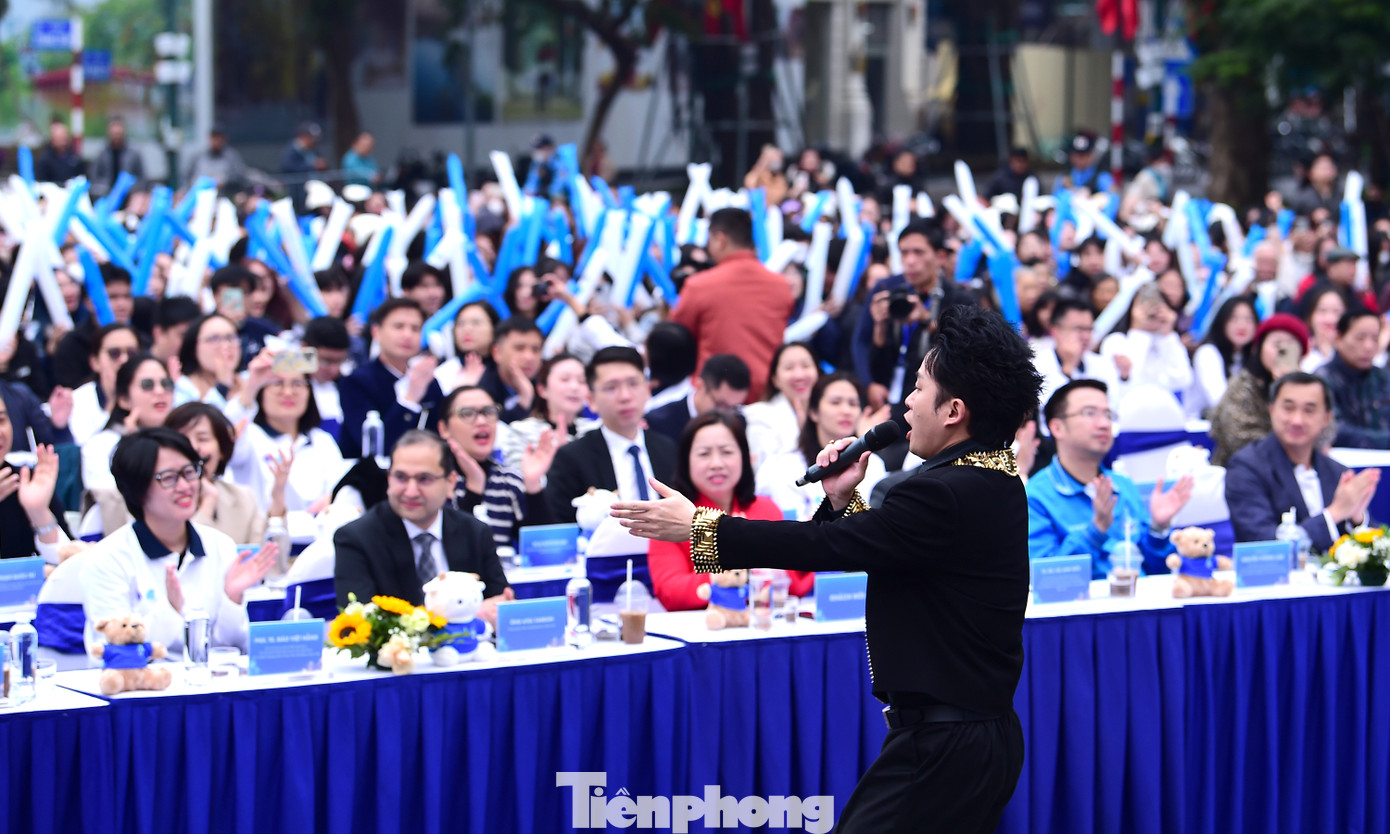 Ca sĩ Tùng Dương khuấy động không khí tại chương trình. Ảnh: Xuân Tùng