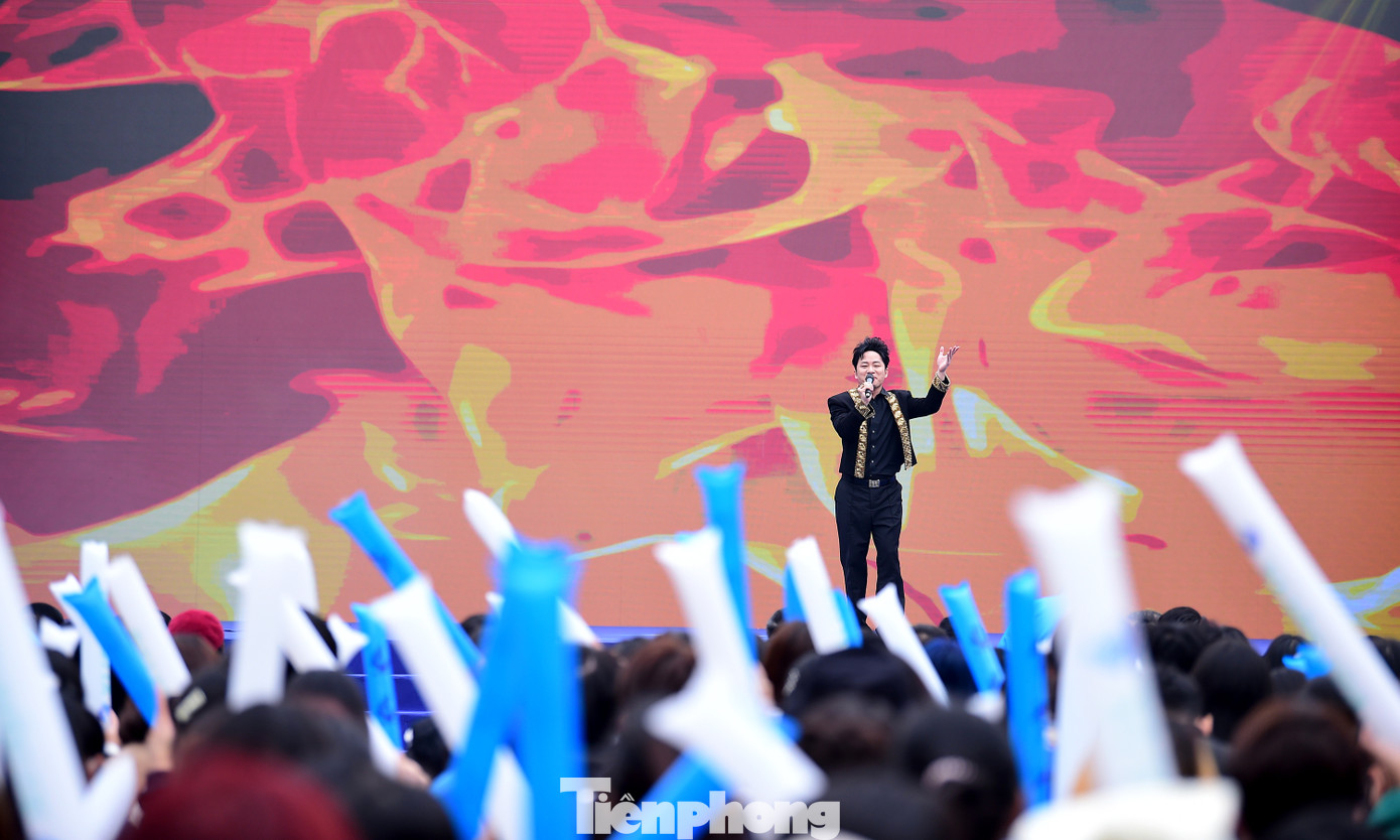 Ca sĩ Tùng Dương khuấy động không khí tại chương trình. Ảnh: Xuân Tùng