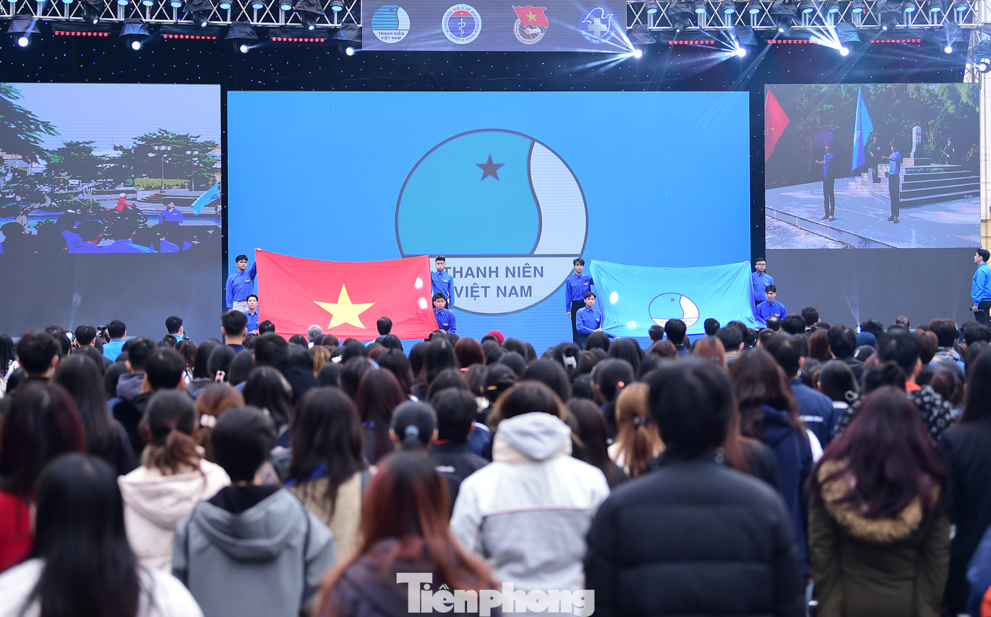 Lễ chào cờ &quot;Tôi yêu Tổ quốc tôi&quot; tại Quảng trường Cách mạng tháng Tám (Hà Nội). Ảnh: Xuân Tùng