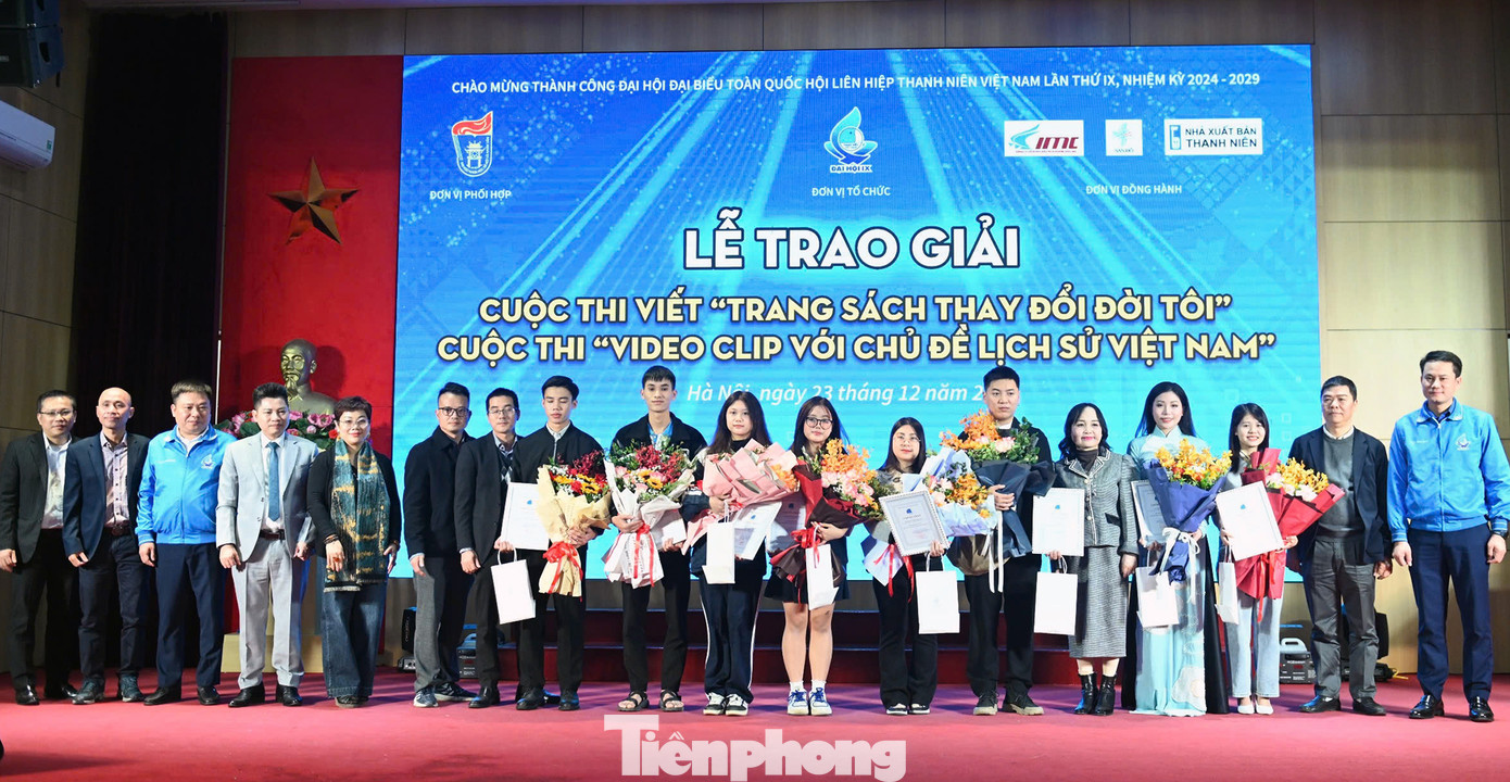 Đại biểu và các tác giả chụp ảnh lưu niệm tại chương trình.