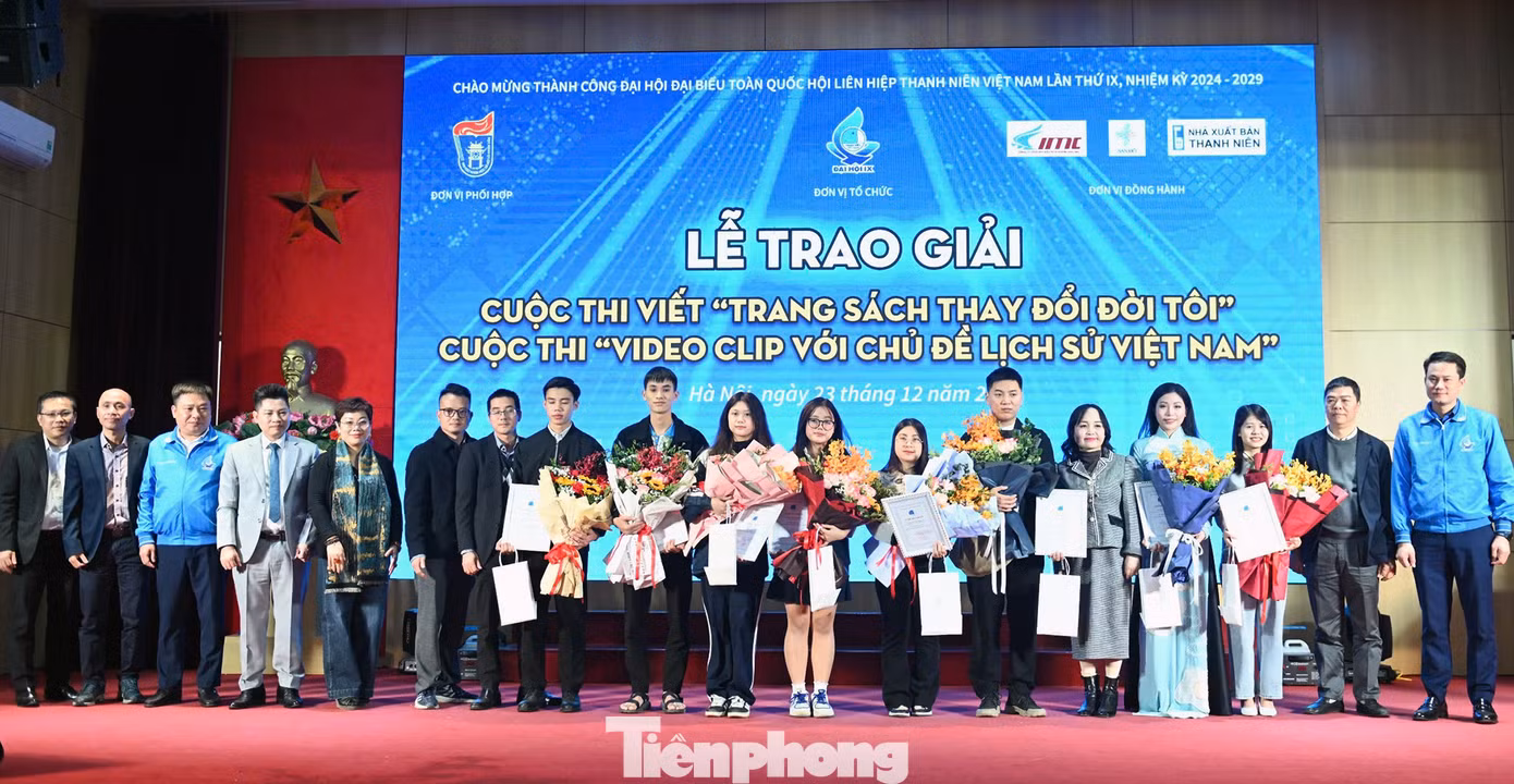 Đại biểu và các tác giả chụp ảnh lưu niệm tại chương trình.
