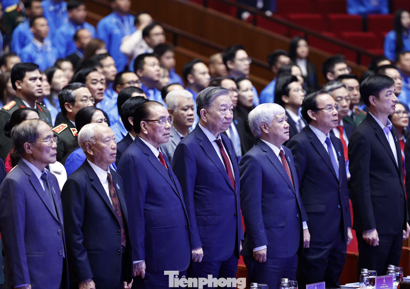 Các đồng chí lãnh đạo, nguyên lãnh đạo Đảng, Nhà nước tham dự phiên trọng thể Đại hội thực hiện nghi lễ chào cờ. Các đồng chí lãnh đạo, nguyên lãnh đạo Đảng, Nhà nước tham dự phiên trọng thể Đại hội thực hiện nghi lễ chào cờ.