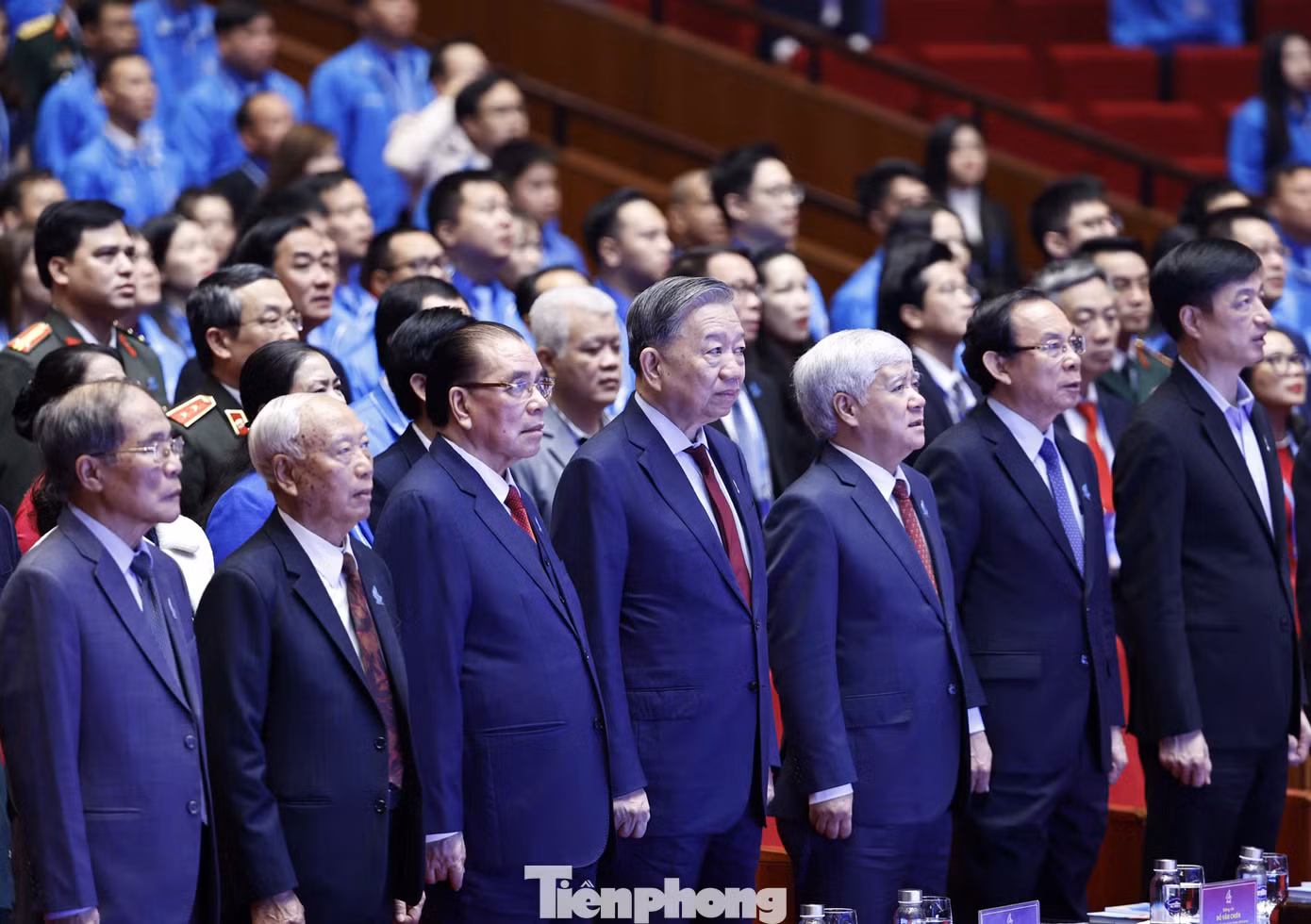 Các đồng chí lãnh đạo, nguyên lãnh đạo Đảng, Nhà nước tham dự phiên trọng thể Đại hội thực hiện nghi lễ chào cờ.
