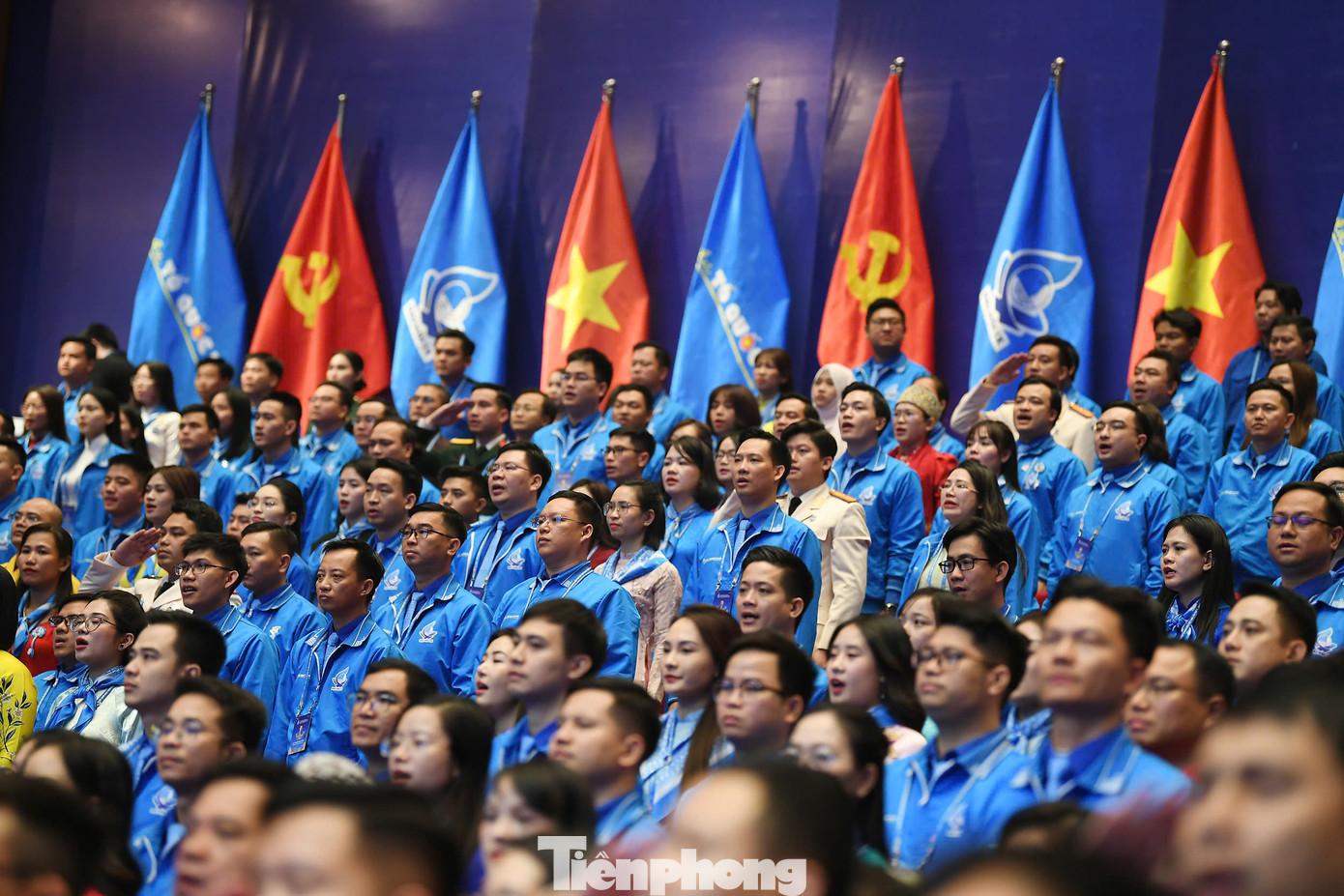 Đại biểu tham dự phiên trọng thể Đại hội thực hiện nghi lễ chào cờ. Đại biểu tham dự phiên trọng thể Đại hội thực hiện nghi lễ chào cờ.