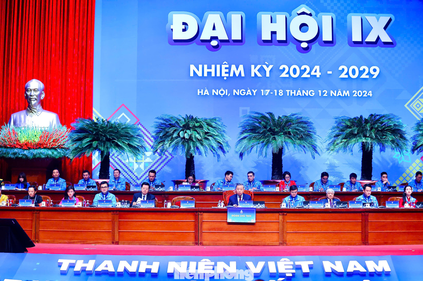 Đoàn Chủ tịch điều hành phiên trọng thể Đại hội đại biểu toàn quốc Hội LHTN Việt Nam lần thứ IX.