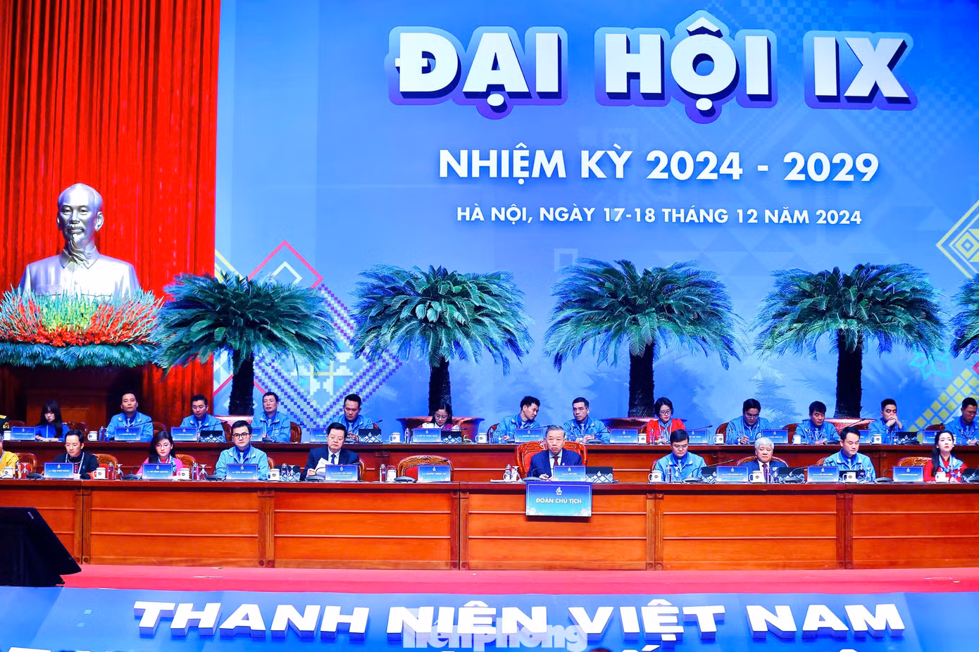 Đoàn Chủ tịch điều hành phiên trọng thể Đại hội đại biểu toàn quốc Hội LHTN Việt Nam lần thứ IX.