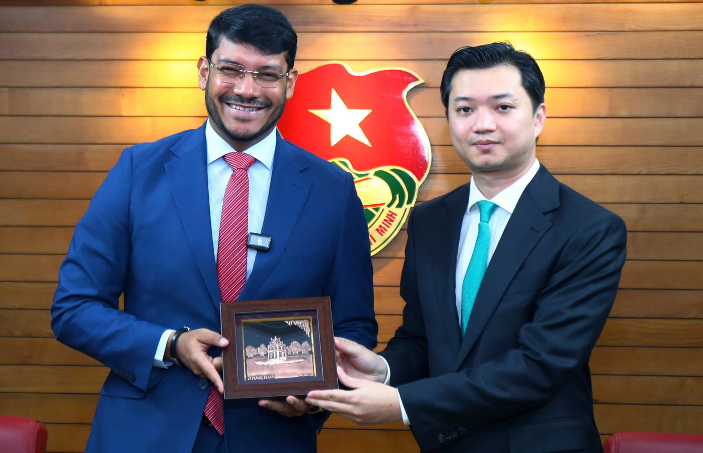 Bí thư T.Ư Đoàn, Chủ tịch T.Ư Hội SVVN Nguyễn Minh Triết tặng quà Phó Chủ tịch Đảng XHCN thống nhất Venezuela phụ trách đối ngoại Rander Pena tại buổi tiếp. Ảnh: Vương Bảo Anh