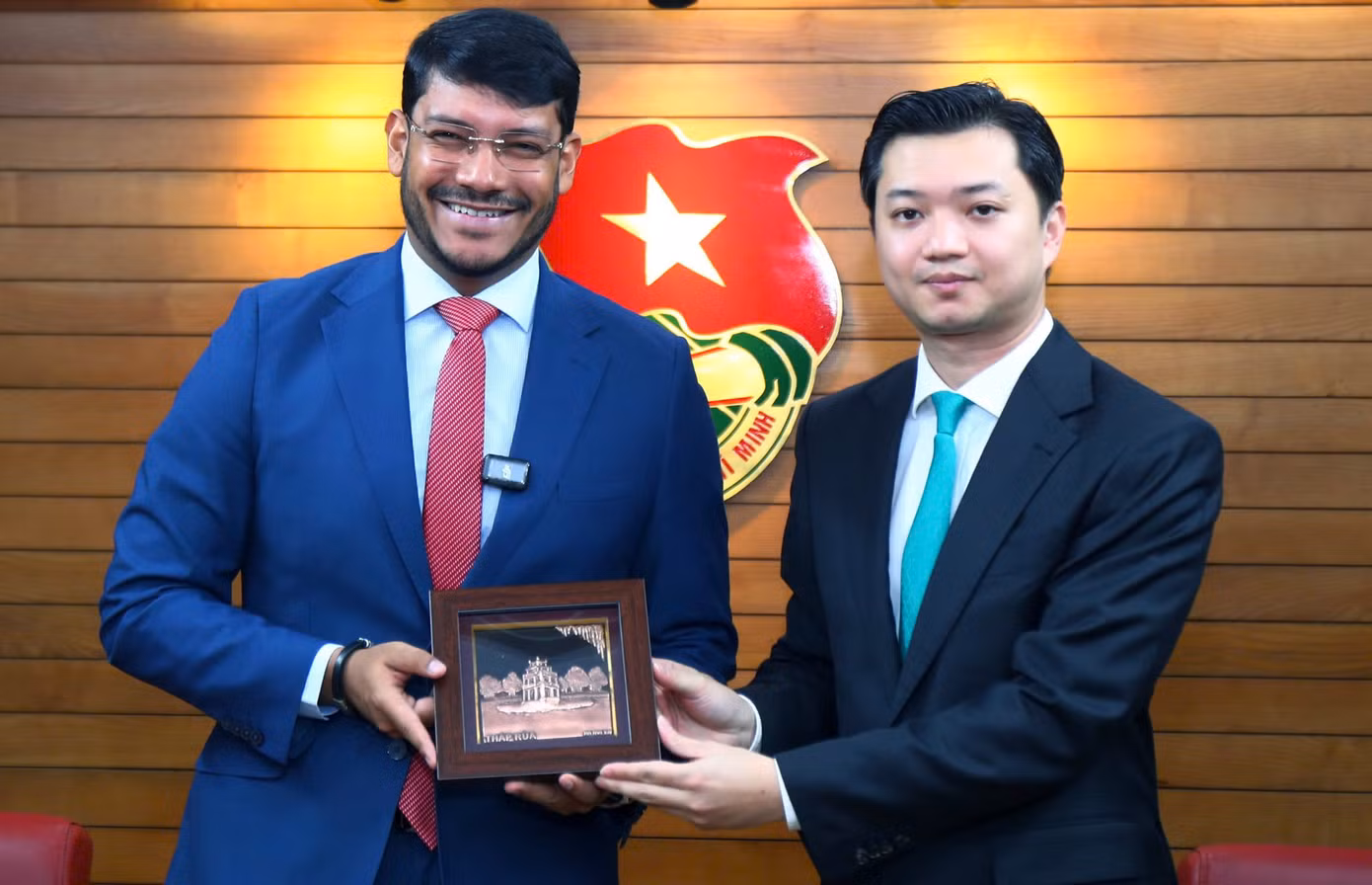 Bí thư T.Ư Đoàn, Chủ tịch T.Ư Hội SVVN Nguyễn Minh Triết tặng quà Phó Chủ tịch Đảng XHCN thống nhất Venezuela phụ trách đối ngoại Rander Pena tại buổi tiếp. Ảnh: Vương Bảo Anh