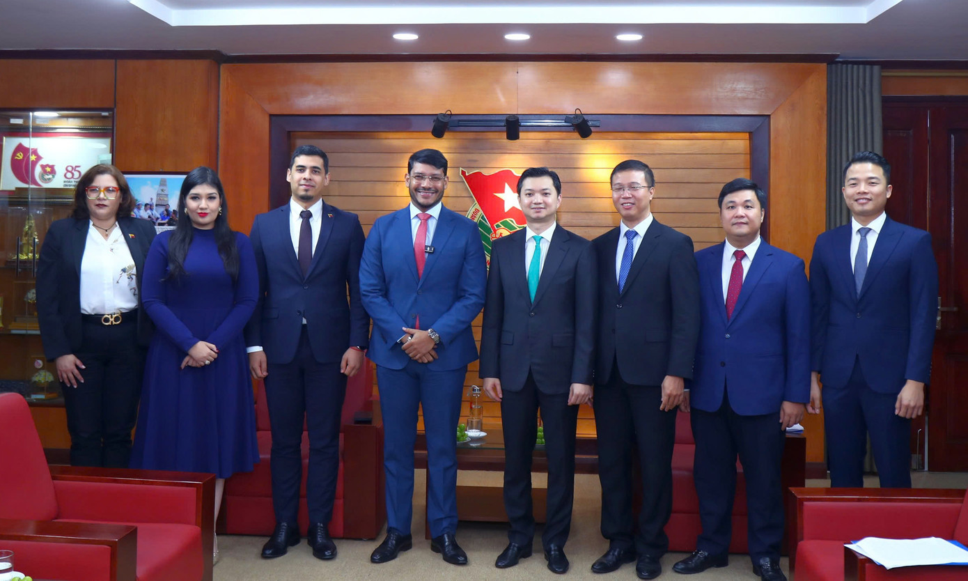 Các đại biểu chụp ảnh lưu niệm. Ảnh: Vương Bảo Anh