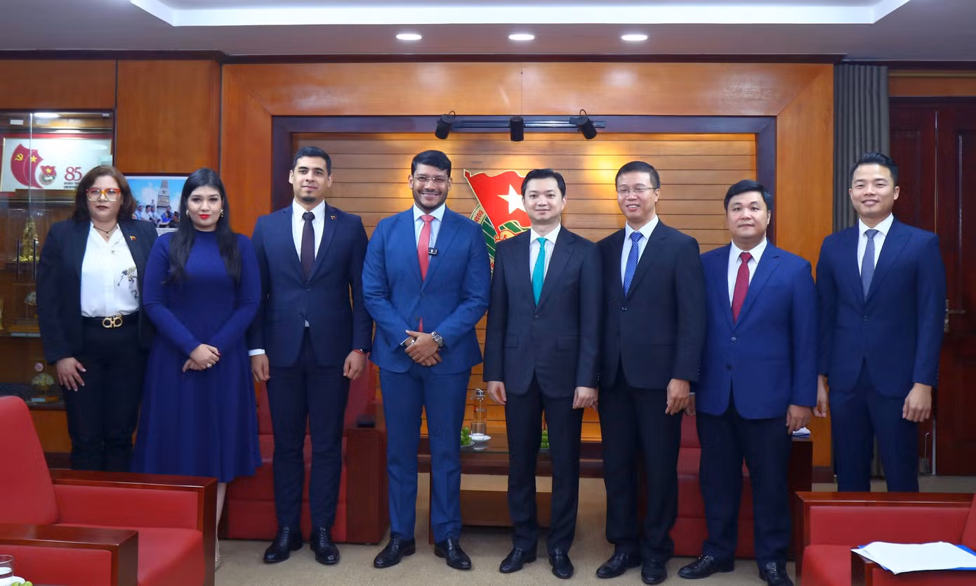 Các đại biểu chụp ảnh lưu niệm. Ảnh: Vương Bảo Anh