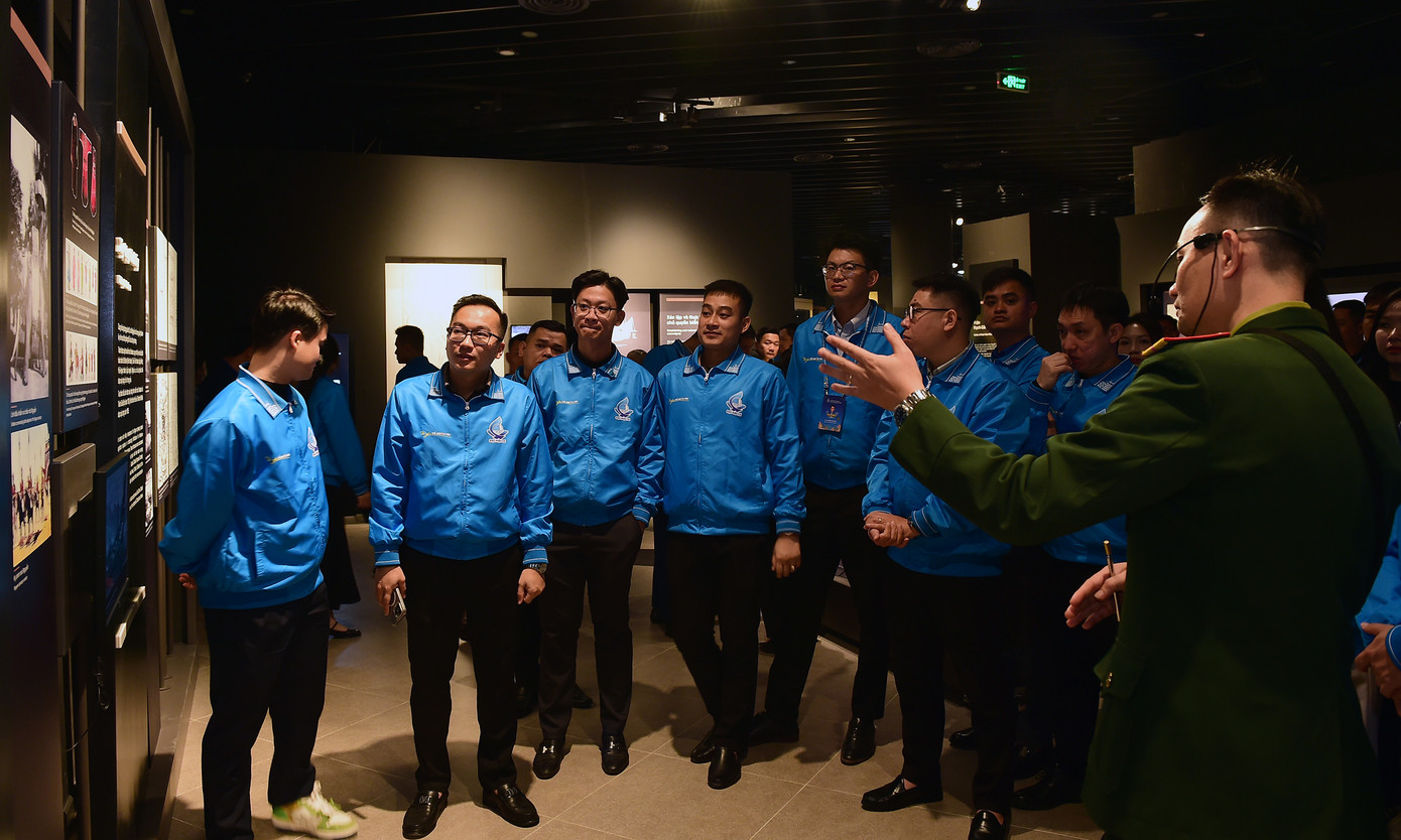 Đại hội đại biểu toàn quốc Hội LHTN Việt Nam lần thứ IX, nhiệm kỳ 2024 - 2029 với tinh thần hành động “Thanh niên Việt Nam yêu nước – khát vọng – đoàn kết – tiên phong – sáng tạo – tự tin bước vào kỷ nguyên mới”, diễn ra tại Thủ đô Hà Nội, với sự tham dự 980 đại biểu. Tối 16/12, các đại biểu đã có trải nghiệm đặc biệt khi tham quan Bảo tàng lịch sử Quân sự Việt Nam. Ảnh: Xuân Tùng