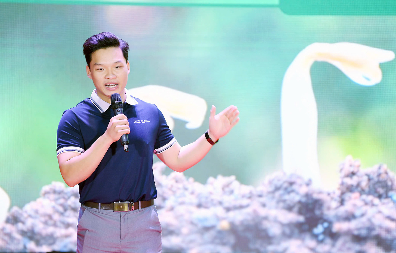 Đại diện dự án Tín chỉ carbon Việt Nam trình bày tại cuộc thi. Ảnh: Xuân Tùng Đại diện dự án Tín chỉ carbon Việt Nam trình bày tại cuộc thi. Ảnh: Xuân Tùng