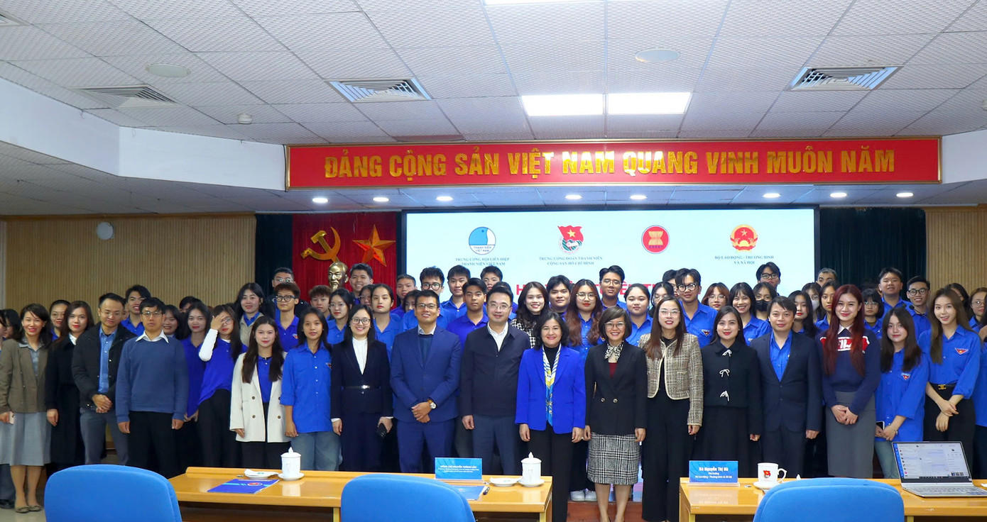 Các đại biểu và đoàn viên, thanh niên chụp ảnh lưu niệm tại chương trình. Ảnh: Vương Bảo Anh Các đại biểu và đoàn viên, thanh niên chụp ảnh lưu niệm tại chương trình. Ảnh: Vương Bảo Anh