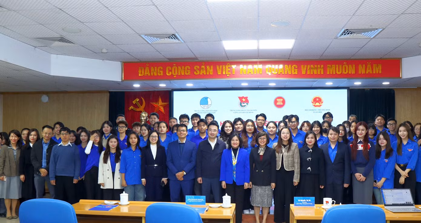 Các đại biểu và đoàn viên, thanh niên chụp ảnh lưu niệm tại chương trình. Ảnh: Vương Bảo Anh