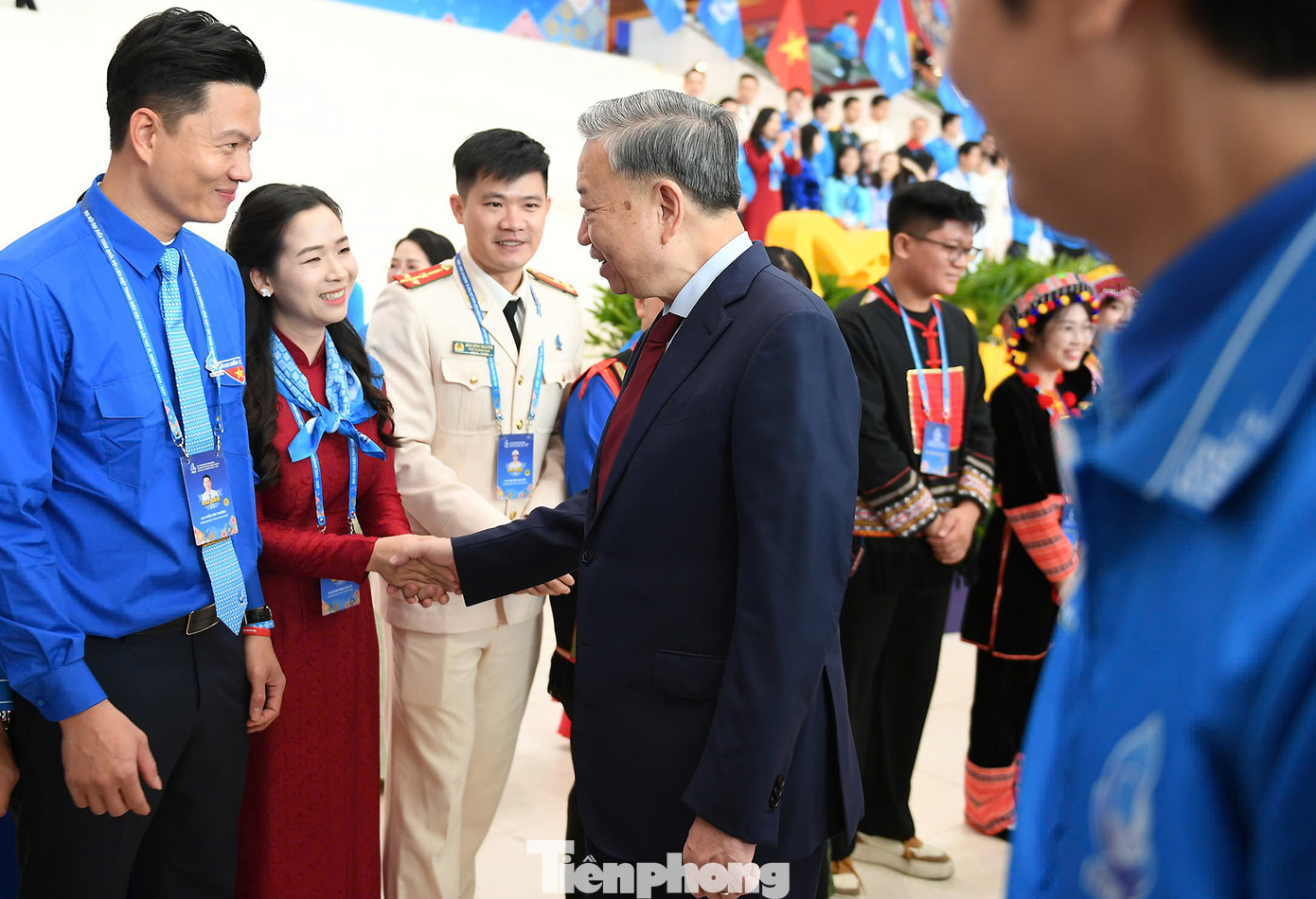 Tổng Bí thư Tô Lâm bắt tay các đại biểu thanh niên dự Đại hội. Ảnh: Dương Triều Tổng Bí thư Tô Lâm bắt tay các đại biểu thanh niên dự Đại hội. Ảnh: Dương Triều
