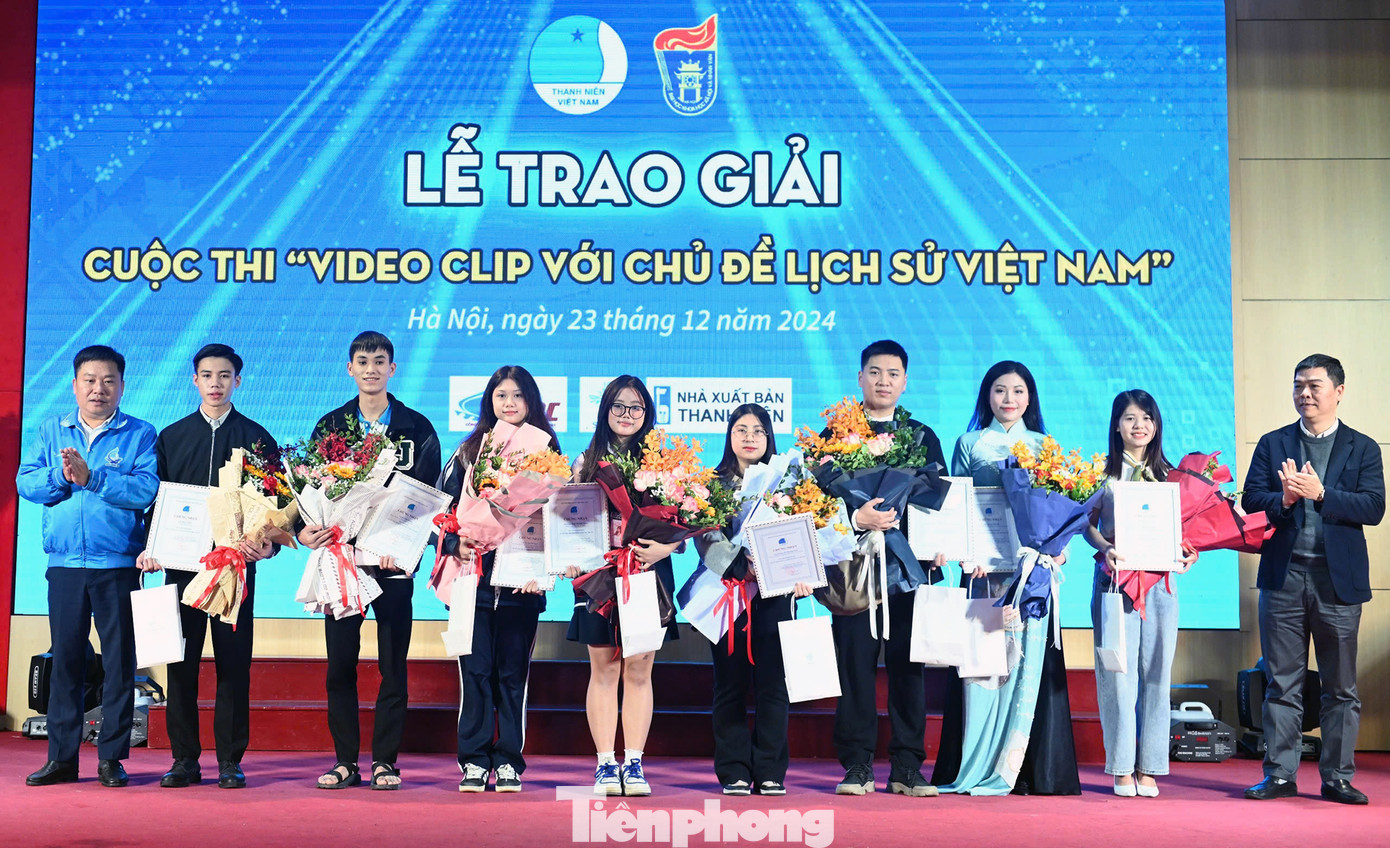Ban Tổ chức trao giải cuộc thi video clip với chủ đề lịch sử Việt Nam.