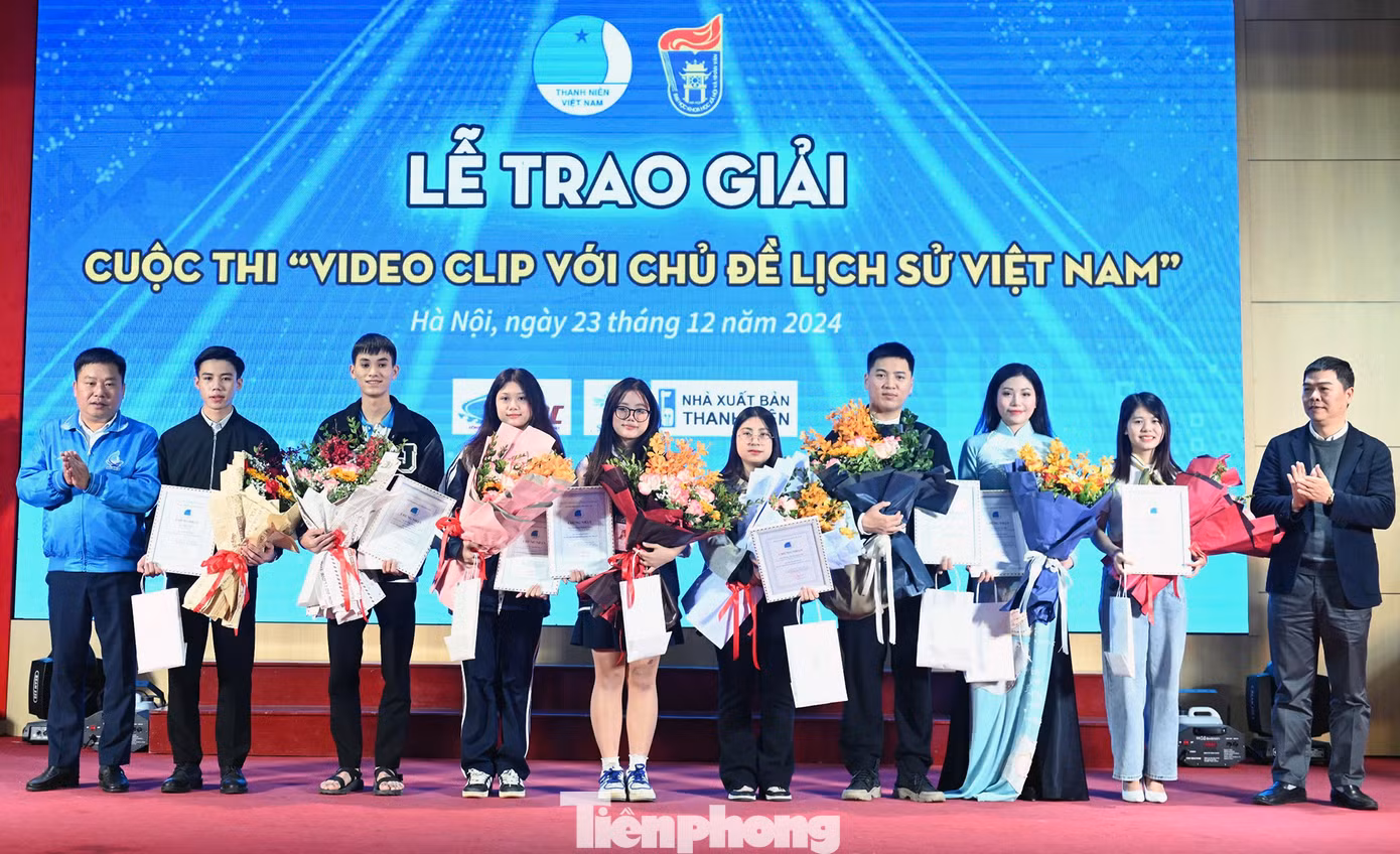 Ban Tổ chức trao giải cuộc thi video clip với chủ đề lịch sử Việt Nam.