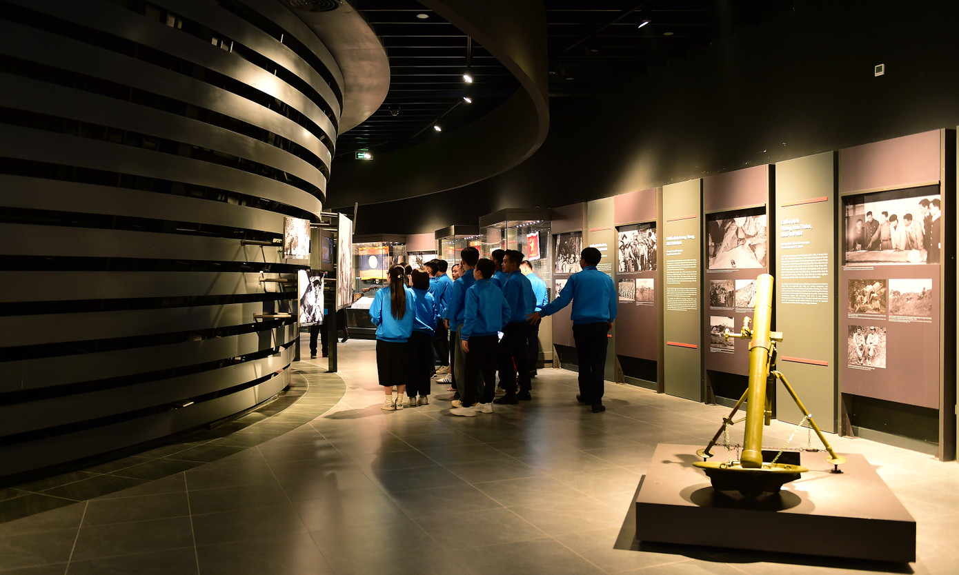 Trực tiếp cảm nhận và tiếp nhận thông tin về những kỷ vật gắn liền với chiến công, sự hy sinh, gian khổ của thế hệ ông cha, các đại biểu cùng trào dâng niềm cảm xúc trân trọng, biết ơn, tự hào để quyết tâm, nỗ lực dựng xây và bảo vệ Tổ quốc.