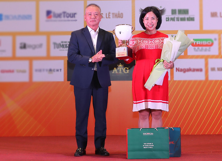 Ban Tổ chức trao giải thưởng cho các golfer có thành tích cao nhất. Ban Tổ chức trao giải thưởng cho các golfer có thành tích cao nhất.