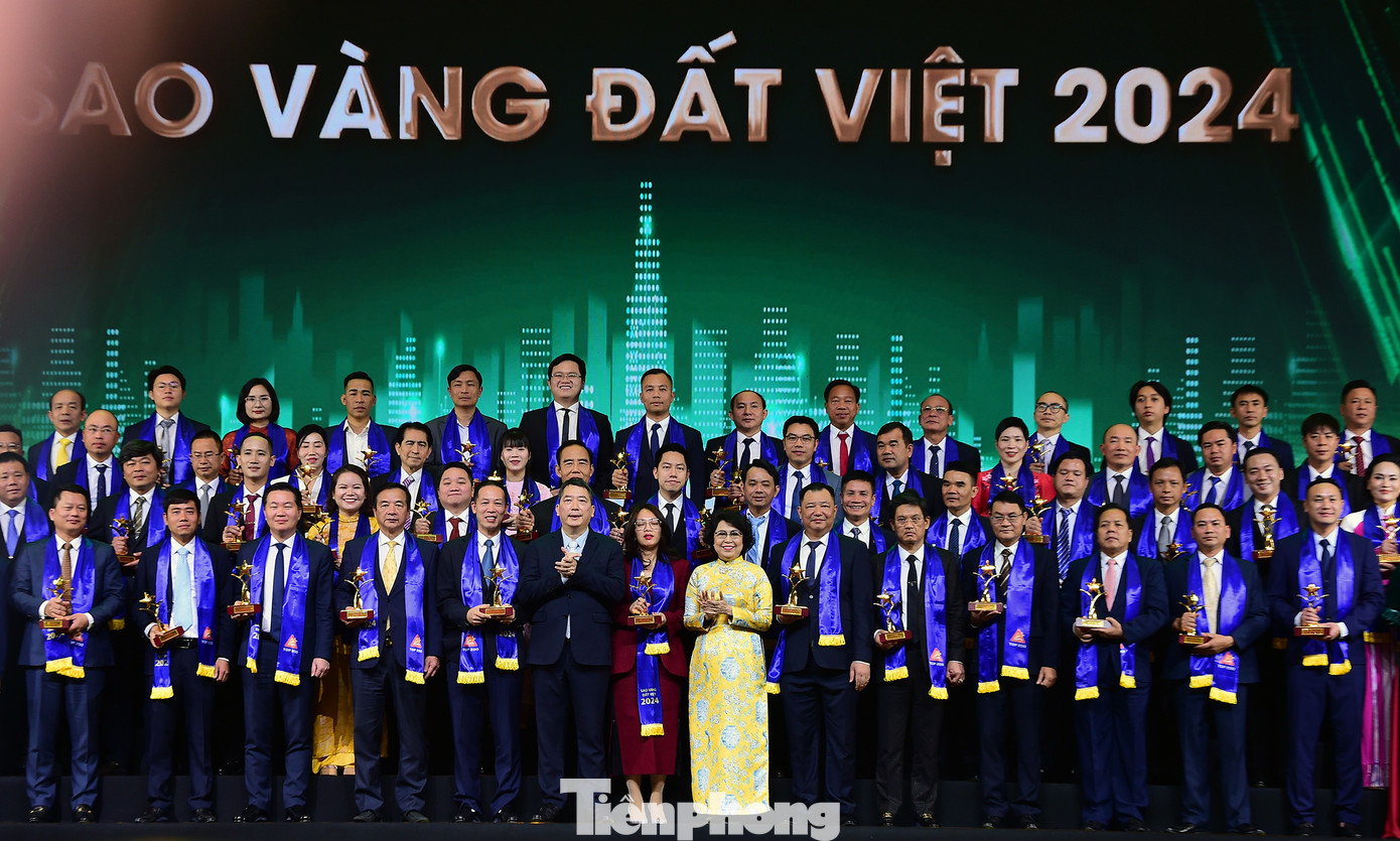 Các doanh nghiệp TOP 200 nhận giải thưởng tại chương trình. Ảnh: Xuân Tùng