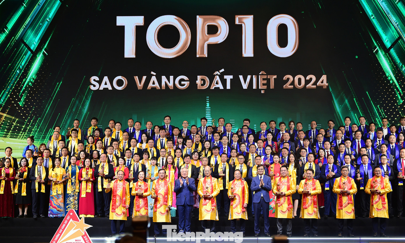 Phó Thủ tướng thường trực Nguyễn Hoà Bình và Bí thư thứ nhất T.Ư Đoàn Bùi Quang Huy trao giải thưởng TOP 10 doanh nghiệp giải thưởng Sao Vàng đất Việt năm 2024. Ảnh: Xuân Tùng