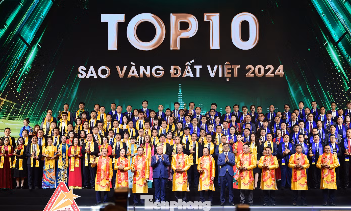 Phó Thủ tướng thường trực Nguyễn Hoà Bình và Bí thư thứ nhất T.Ư Đoàn Bùi Quang Huy trao giải thưởng TOP 10 doanh nghiệp giải thưởng Sao Vàng đất Việt năm 2024. Ảnh: Xuân Tùng