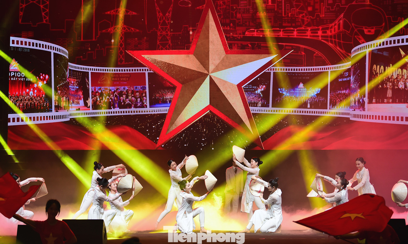 Tiết mục nghệ thuật tại lễ trao giải thưởng Sao Vàng đất Việt năm 2024. Ảnh: Xuân Tùng