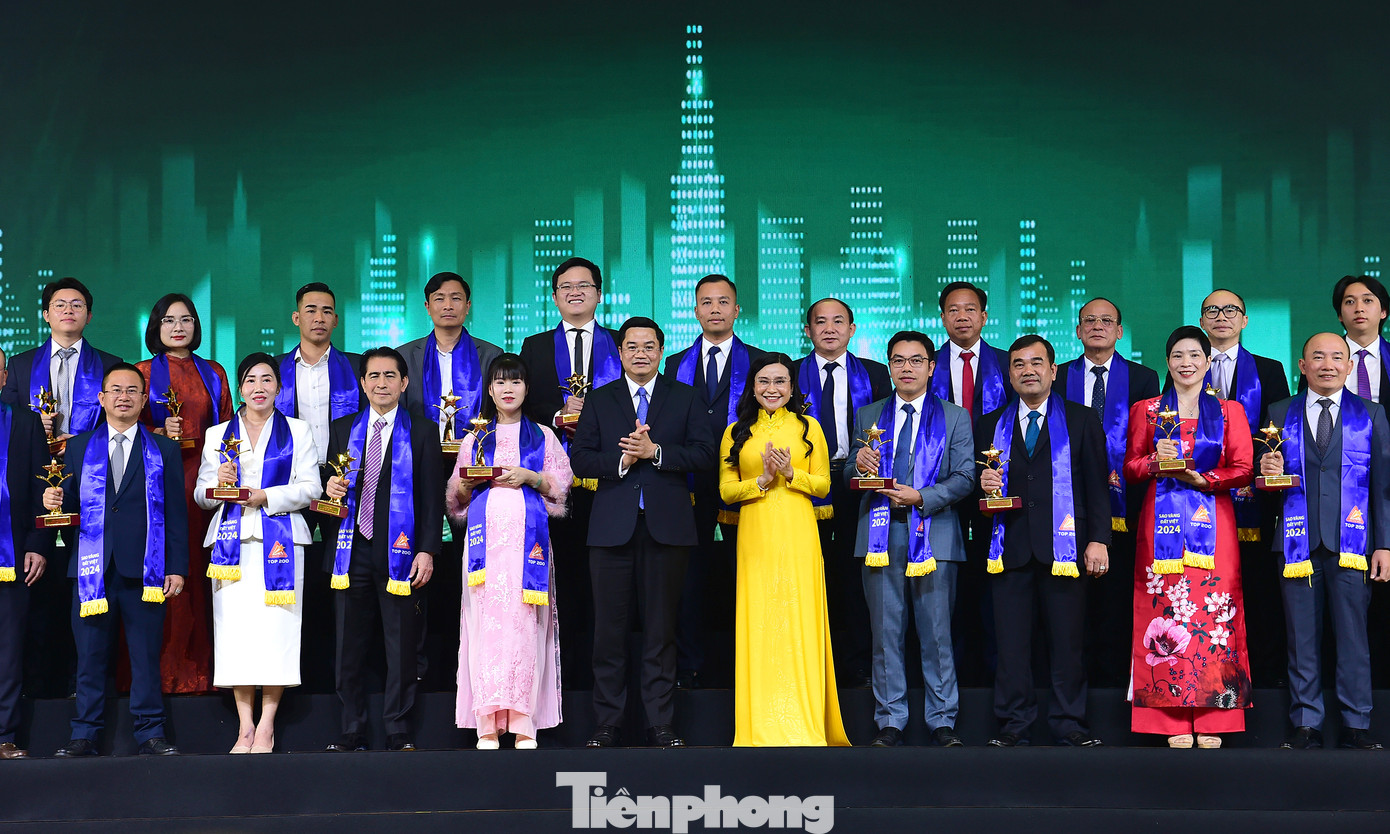 Chị Nguyễn Phạm Duy Trang - Bí thư T.Ư Đoàn, Chủ tịch Hội đồng Đội T.Ư trao giải thưởng cho TOP 200 doanh nghiệp được vinh danh.