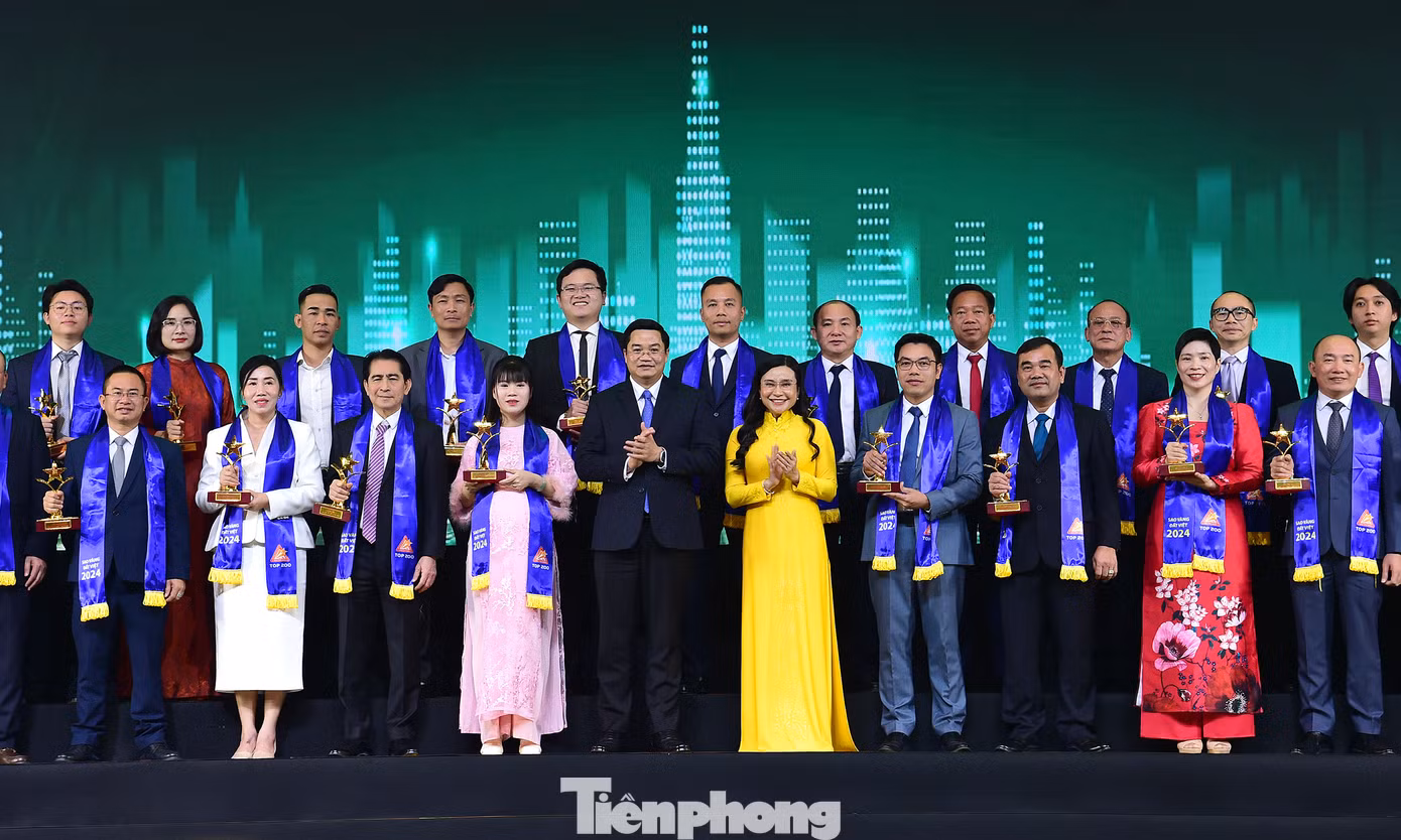 Chị Nguyễn Phạm Duy Trang - Bí thư T.Ư Đoàn, Chủ tịch Hội đồng Đội T.Ư trao giải thưởng cho TOP 200 doanh nghiệp được vinh danh.