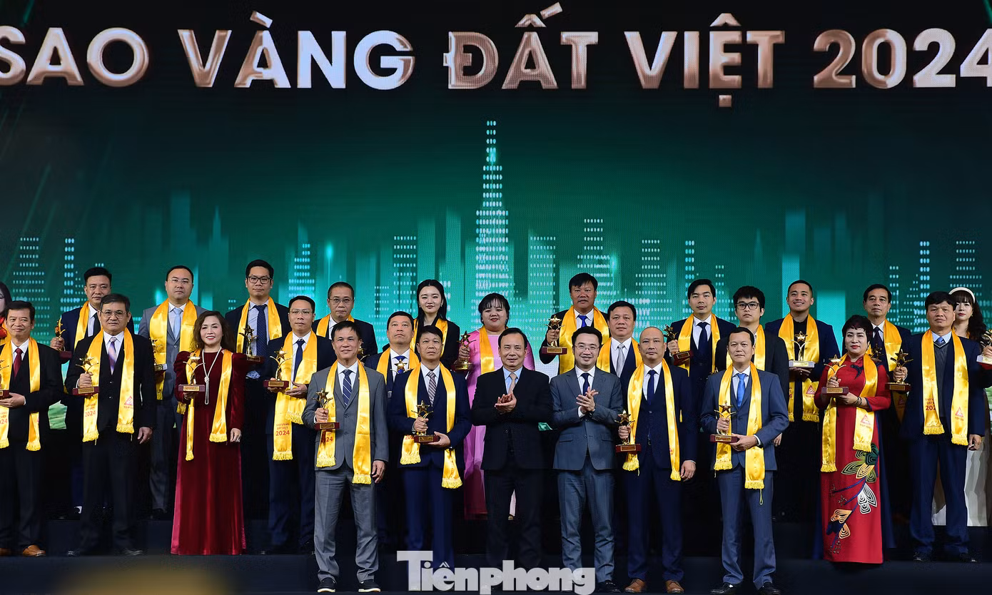 Bí thư T.Ư Đoàn, Chủ tịch T.Ư Hội LHTN Việt Nam Nguyễn Tường Lâm trao giải thưởng TOP 100 doanh nghiệp giải thưởng Sao Vàng đất Việt năm 2024. Ảnh: Xuân Tùng