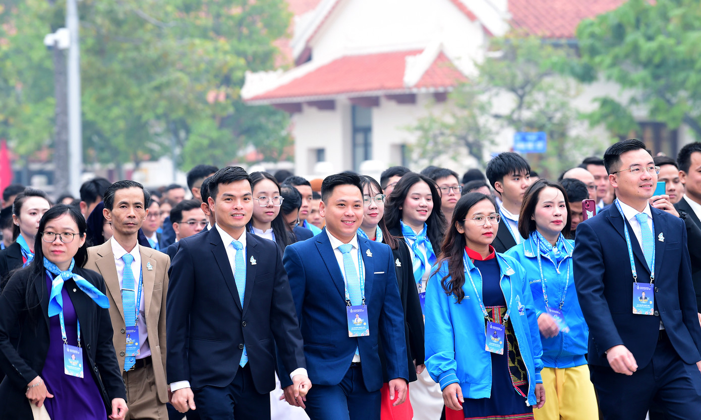 Đại biểu Đại hội tề tựu tại Quảng trường Ba Đình sáng 17/12.