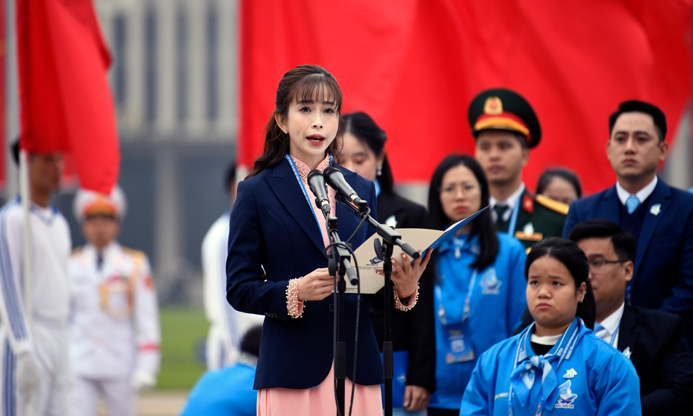 Đại biểu Châu Tuyết Vân - vận động viên Taekwondo, báo công dâng Bác.