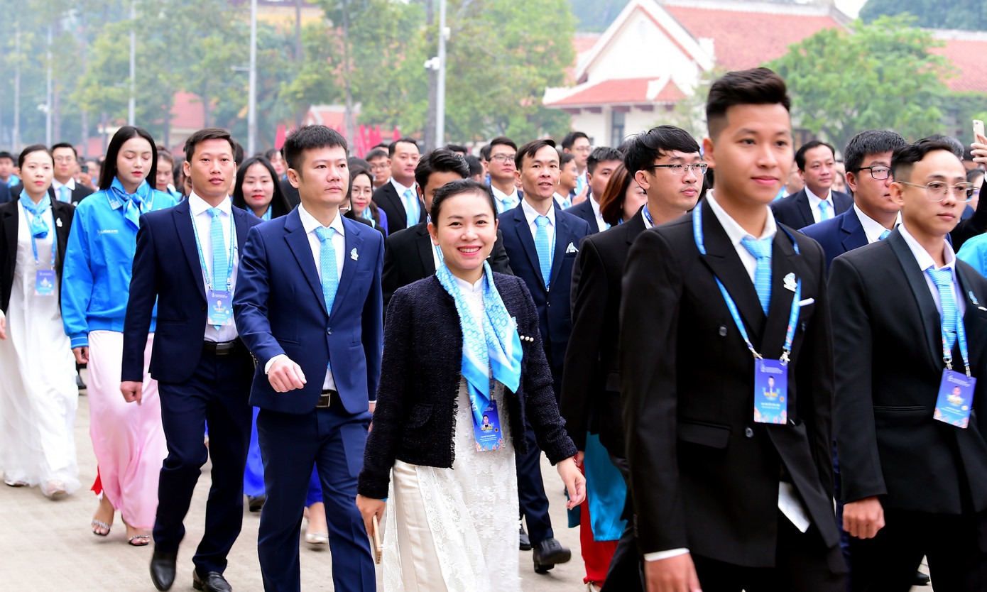 Đại biểu Đại hội tề tựu tại Quảng trường Ba Đình sáng 17/12.