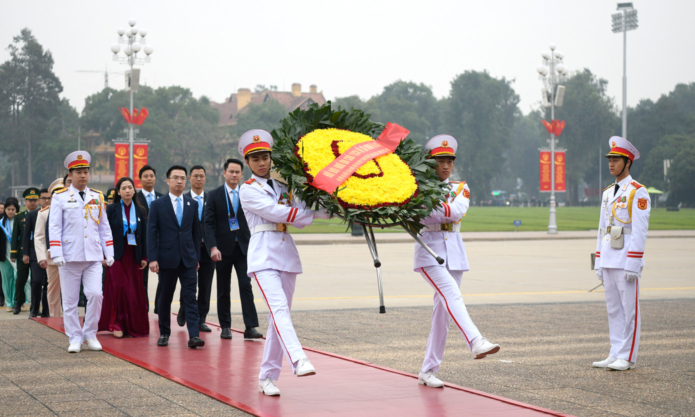 Đoàn đại biểu đặt vòng hoa, vào Lăng viếng Bác.