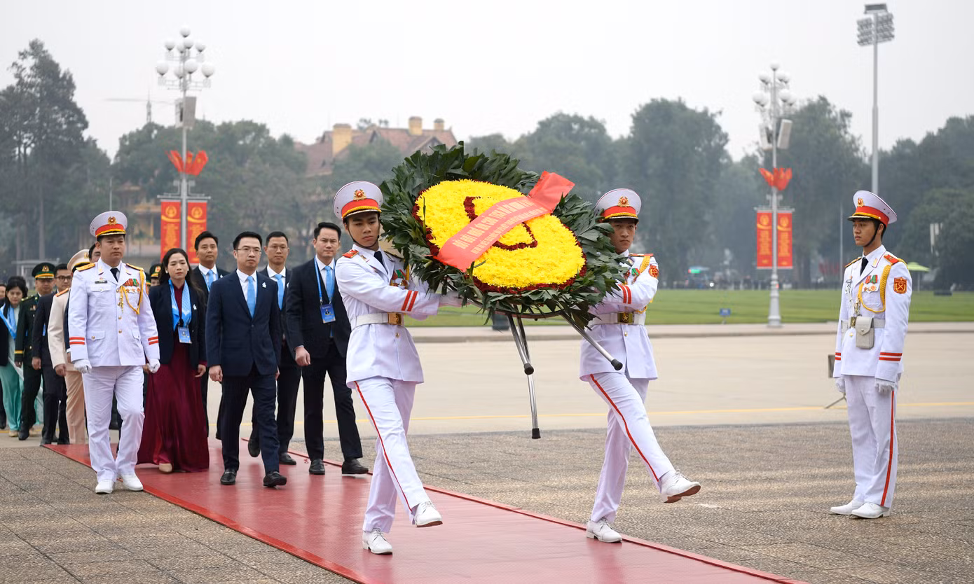 Đoàn đại biểu đặt vòng hoa, vào Lăng viếng Bác.