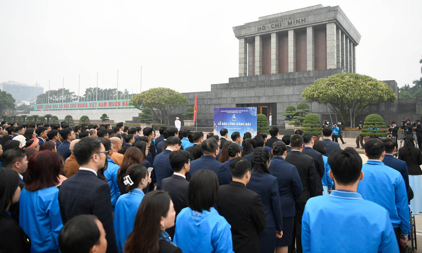 Lễ báo công dâng Bác.