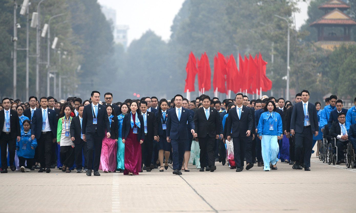 Đại biểu Đại hội tề tựu tại Quảng trường Ba Đình sáng 17/12.