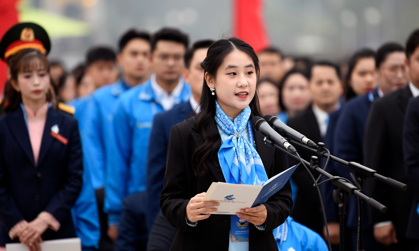 Đại biểu Chu Hoa Bảo Trâm - sinh viên ĐH Ngoại thương, dẫn chương trình báo công dâng Bác.